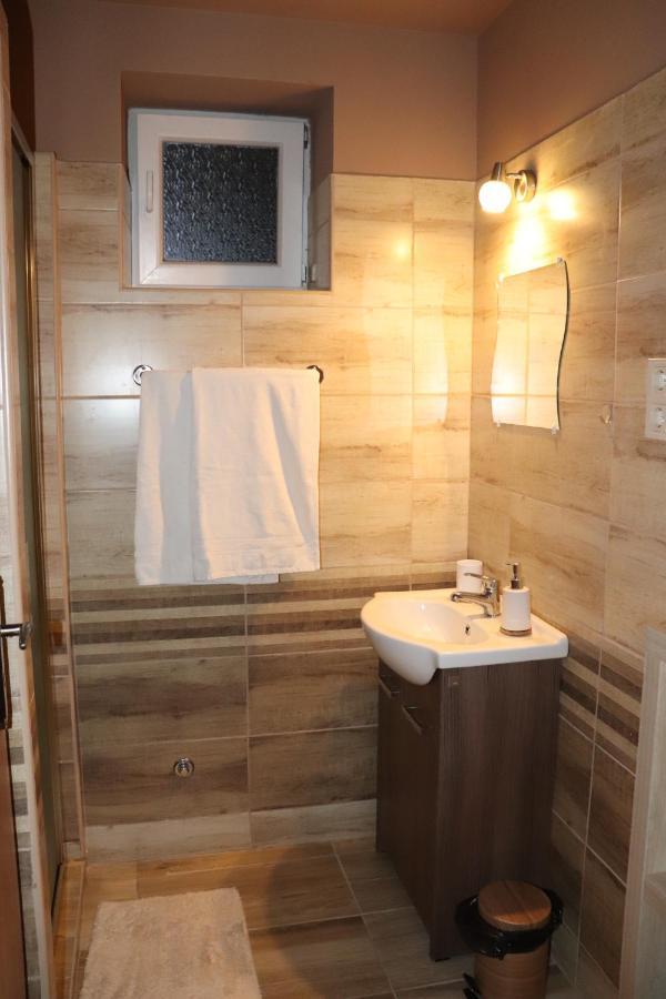 Hotel Lidia Vendeghaz Tata Zewnętrze zdjęcie